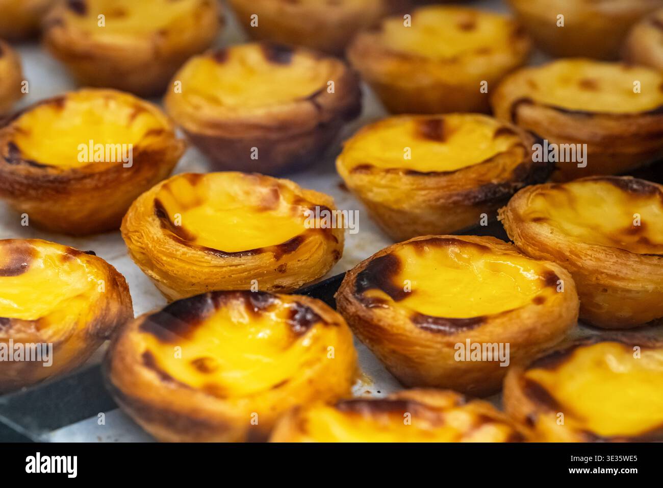 Nahaufnahme von frisch gebackenen portugiesischen Pudding-Tarts Pastel de Nata Stockfoto
