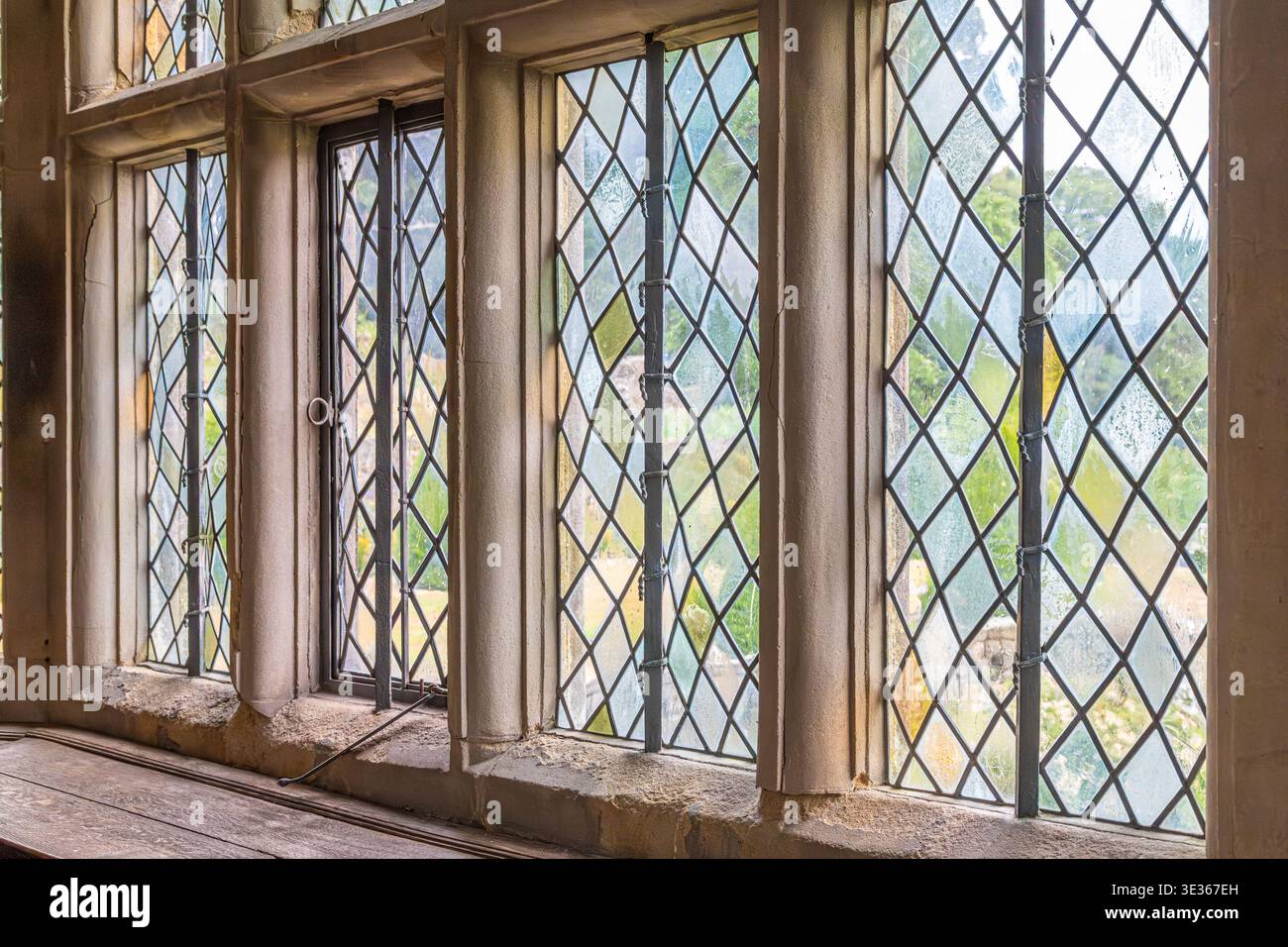 Absichtlich gewellte Winkel von Diamantglasscheiben in der langen Galerie von Haddon Hall, Bakewell, Derbyshire, England, Großbritannien Stockfoto