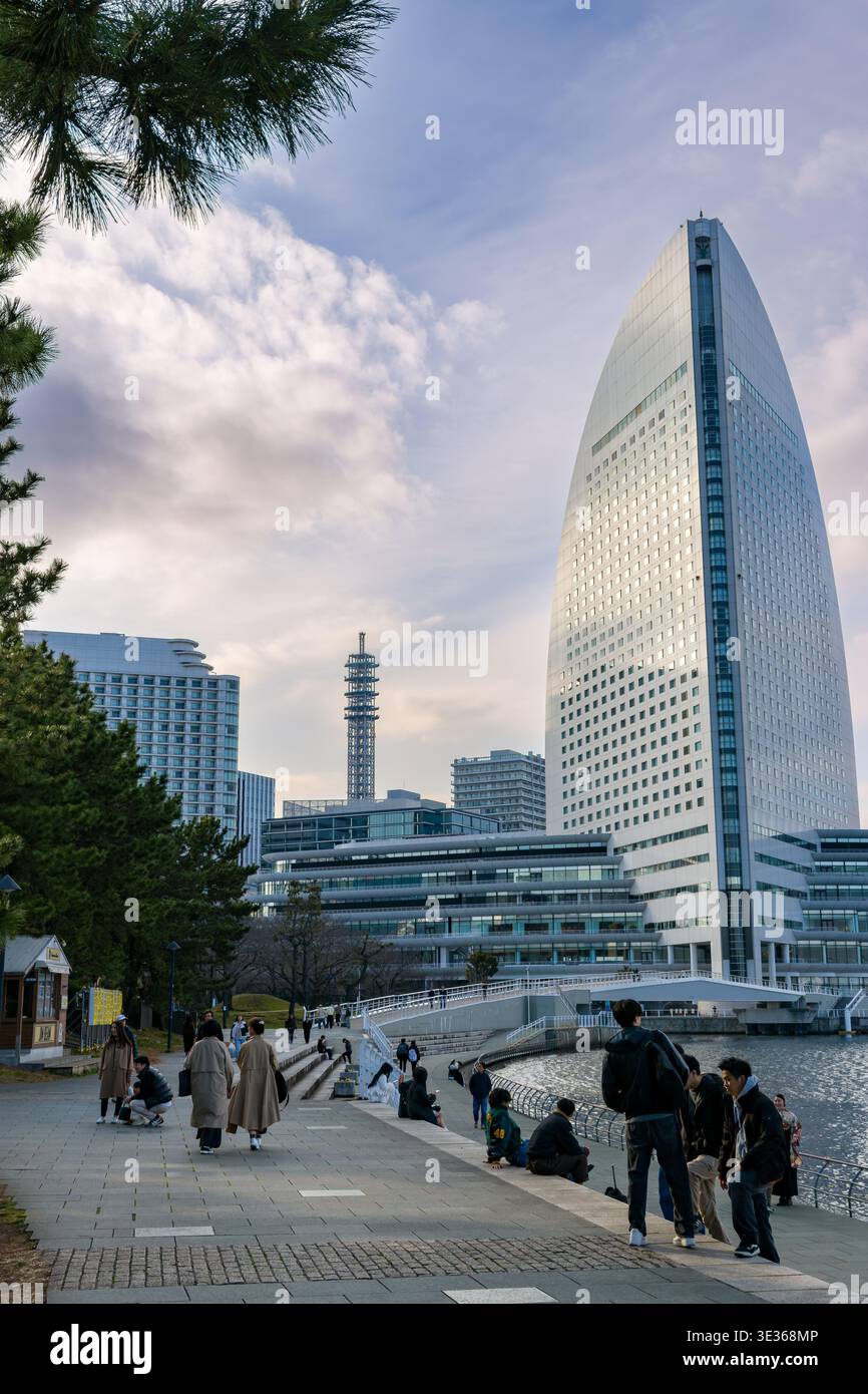 Menschen, die entlang der Uferpromenade in der Nähe des InterContinental Yokohama Grand spazieren Stockfoto