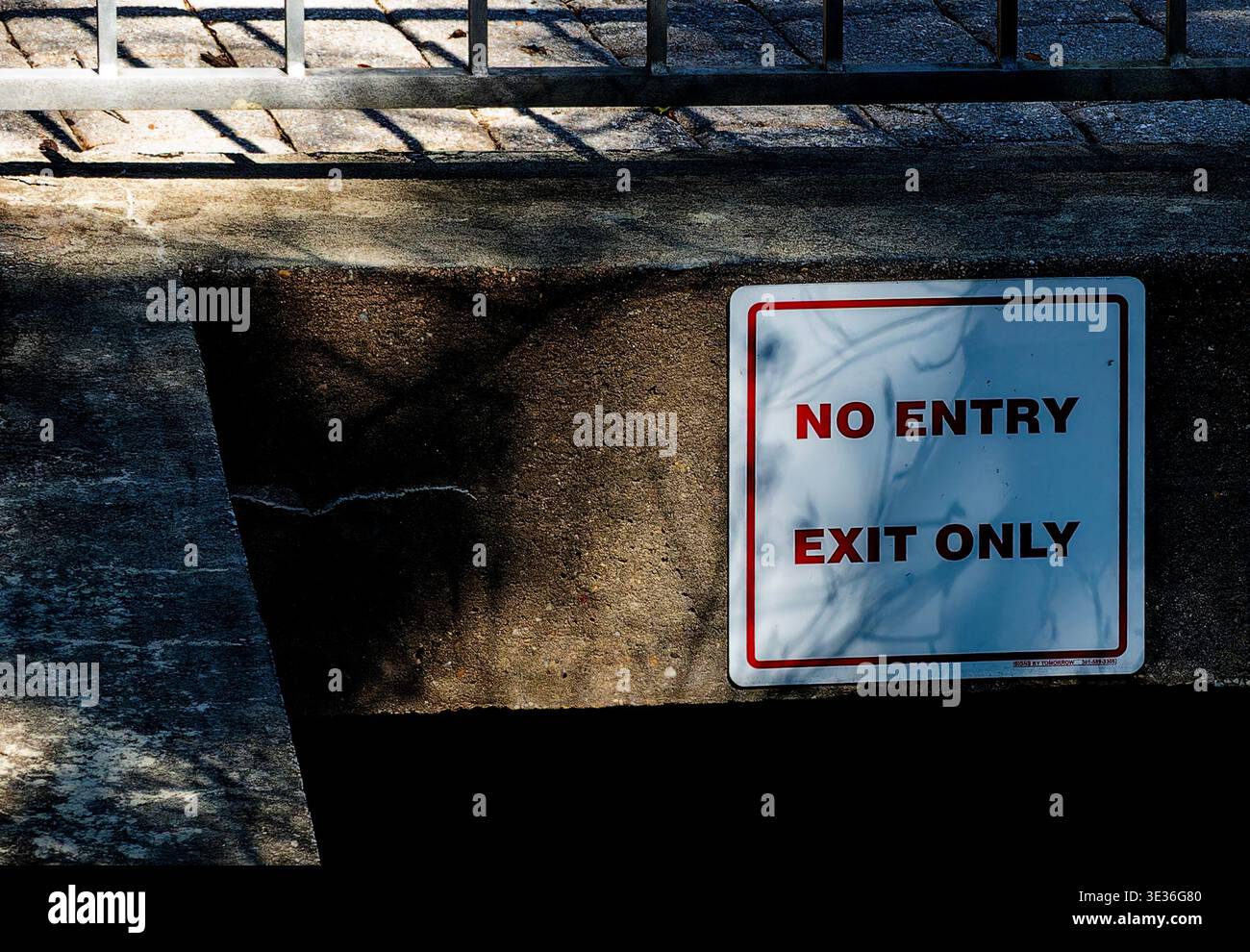 Ein Schild an der Wand eines Parkhauses Stockfoto
