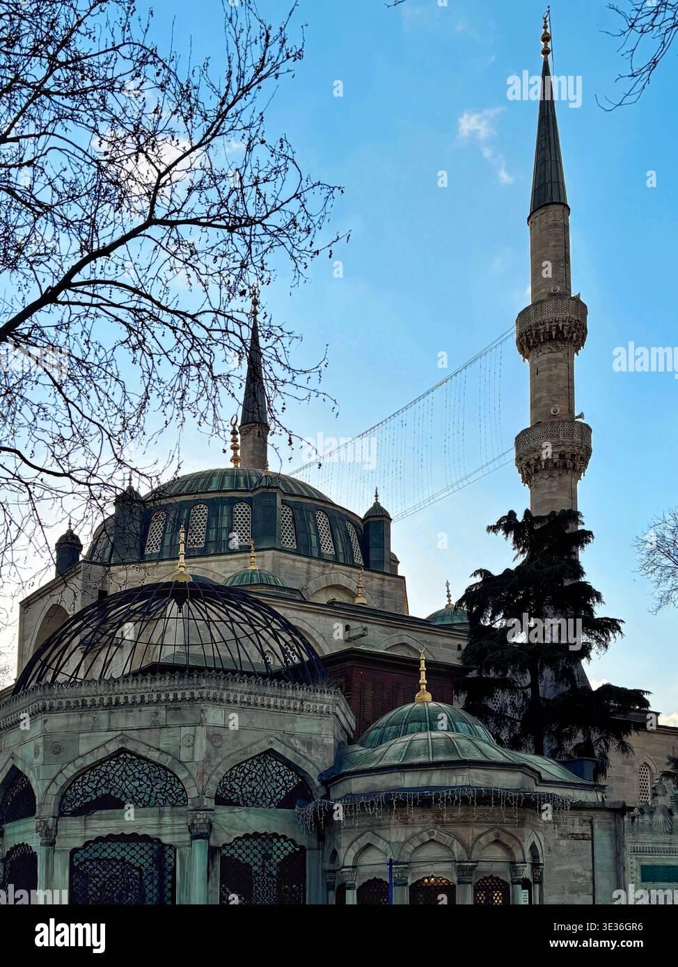Historisches Valide I Cedid Camii in Üsküdar, eine elegante osmanische Moschee mit Kuppeln und Minarett. 13. März 2026. Stockfoto