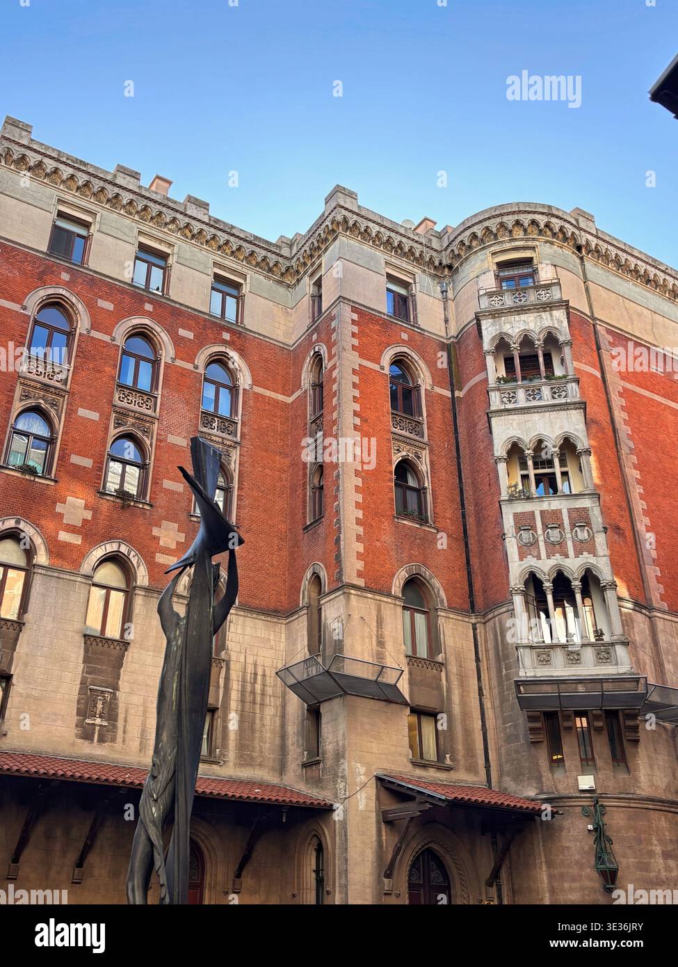 Außenfassade der Padua-Kirche in der İstiklal-Straße, Taksim Istanbul, mit verzierten Steinmetzwerken und Bogenfenstern.10. märz 2025. Stockfoto