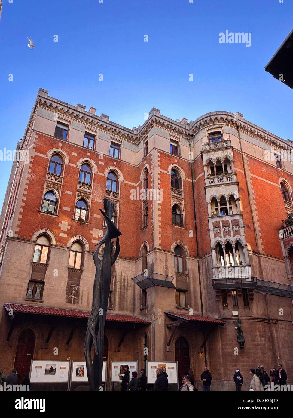 Außenfassade der Padua-Kirche in der İstiklal-Straße, Taksim Istanbul, mit verzierten Steinmetzwerken und Bogenfenstern.10. märz 2025. Stockfoto