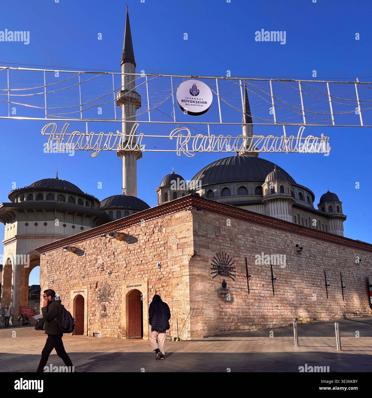 Taksim Camii in Beyoğlu, Istanbul, fotografiert während des heiligen Monats Ramadan, 10. März 2026. Stockfoto