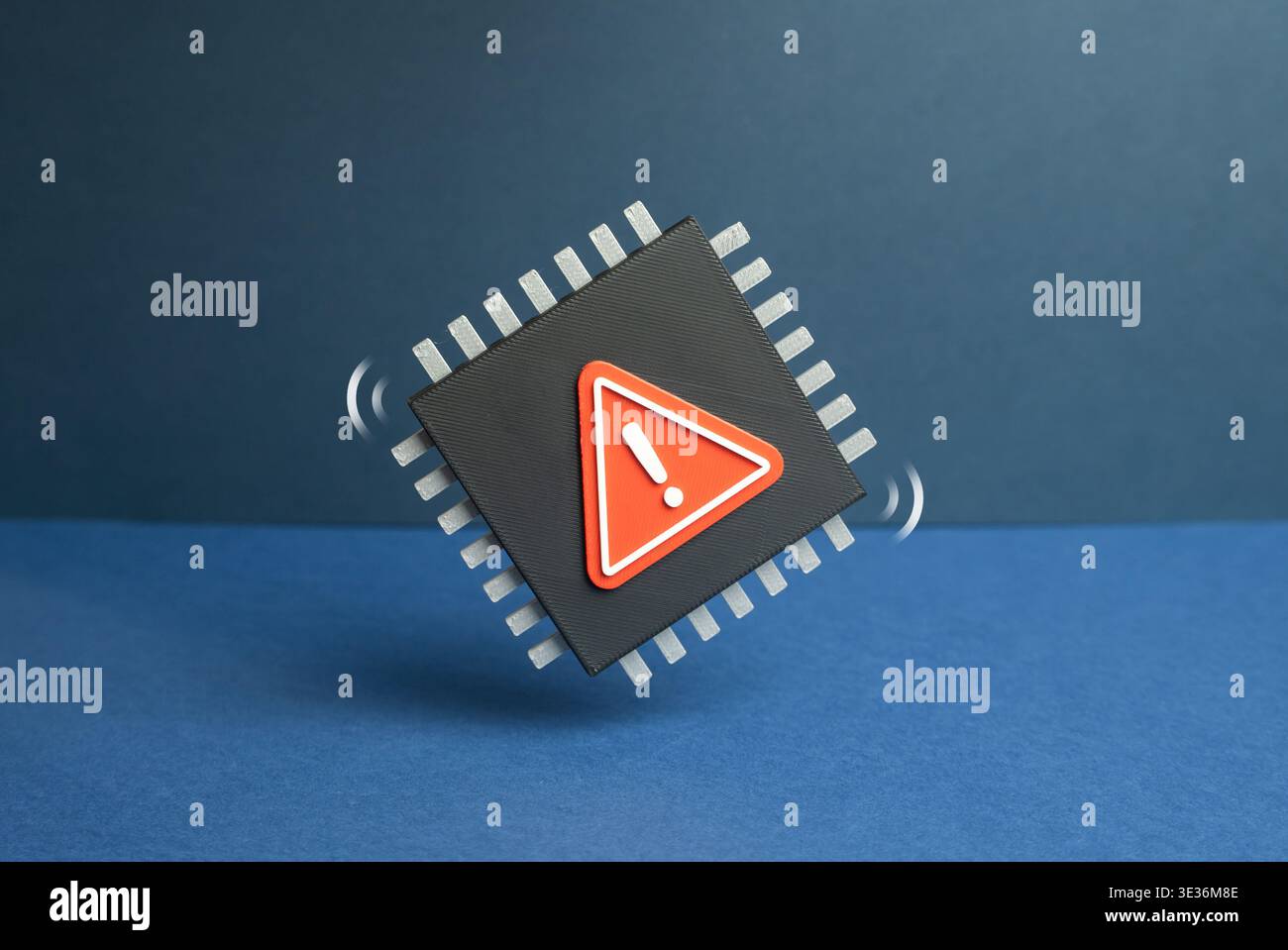 Computerchip und Warnschild. Mangel an Mikrochips und Defekte. Die geringe Zuverlässigkeit in der Halbleiterproduktion wirkt sich auf Geräte aus, während Qualitätsprobleme entstehen Stockfoto