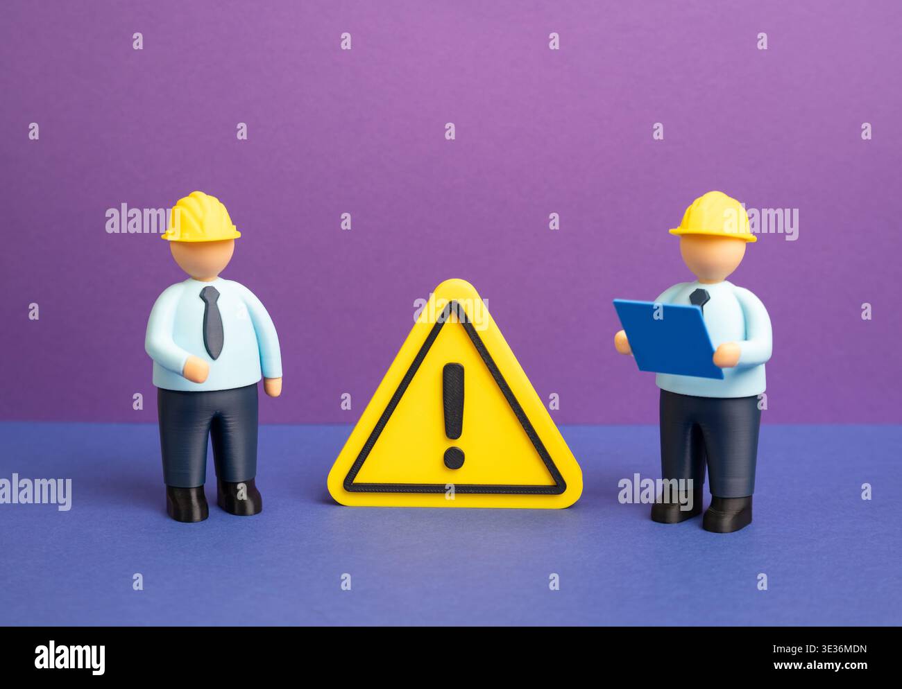 Ingenieure sind damit beschäftigt, das Problem zu untersuchen und zu lösen. Technische Forschung und analytische Arbeit. Team von Spezialisten, die Lösungen entwickeln und verbessern Stockfoto