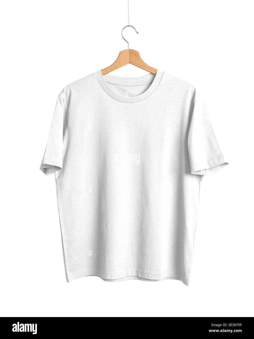 Weißes Oversize-T-Shirt auf Holzbügel, weißer Hintergrund. Einfaches unbelegtes T-Stück. Weiß ist die meistverkaufte Modellfarbe: Maximale Vielseitigkeit für jeden Druck, Stockfoto