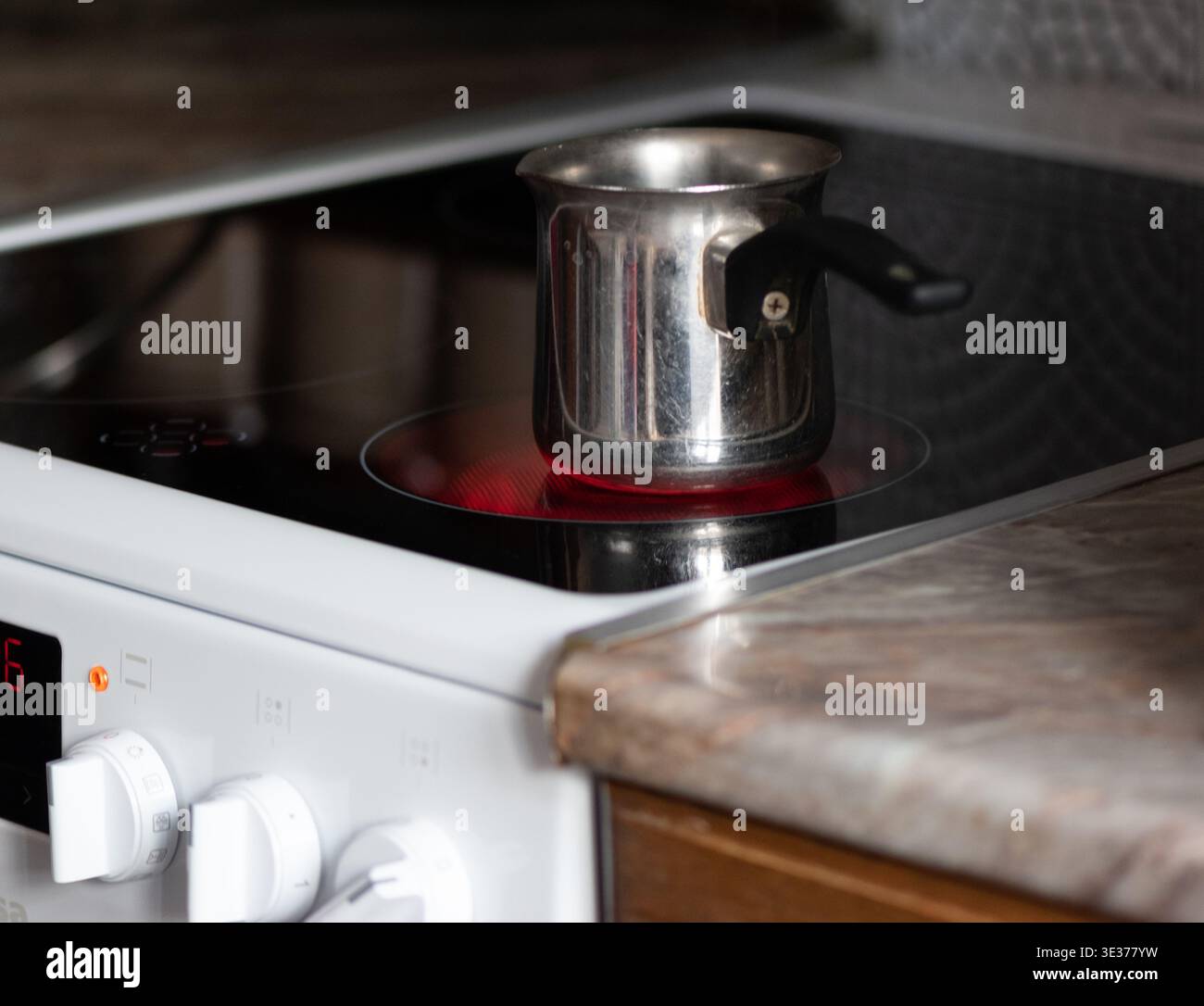 Metallkaffeekanne auf einem Herd in der Küche. Stockfoto