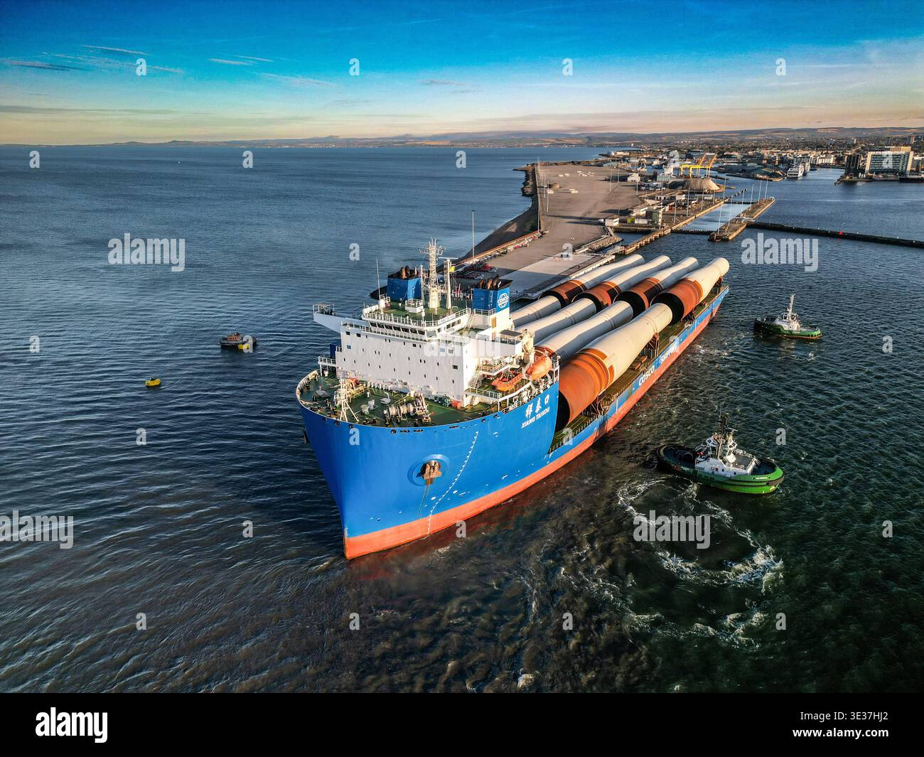 Monopile, Übergangsstücke und Jacketts für den Bau von Offshore-Windparks Stockfoto