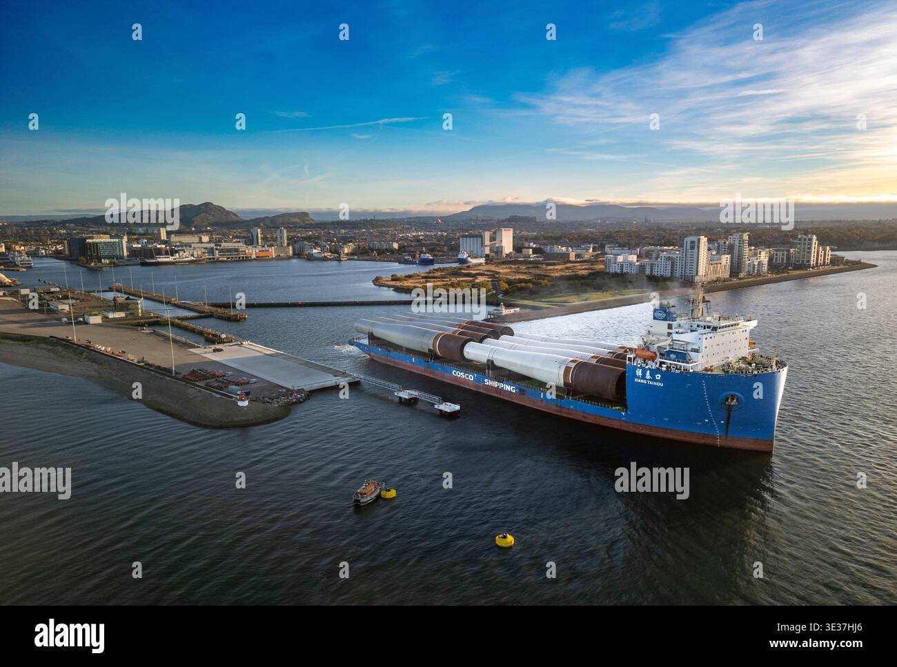 Monopile, Übergangsstücke und Jacketts für den Bau von Offshore-Windparks Stockfoto