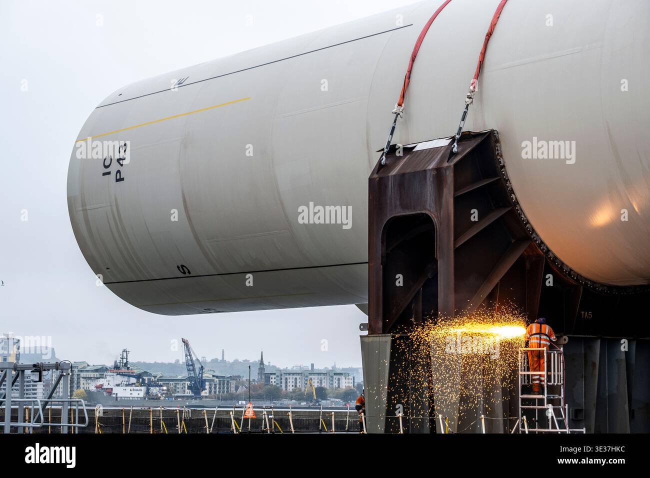 Monopile, Übergangsstücke und Jacketts für den Bau von Offshore-Windparks Stockfoto