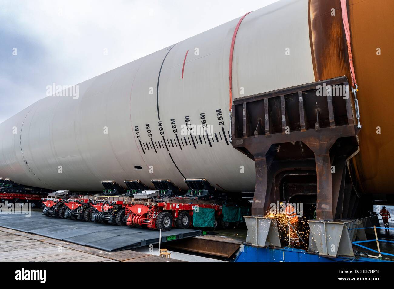 Monopile, Übergangsstücke und Jacketts für den Bau von Offshore-Windparks Stockfoto