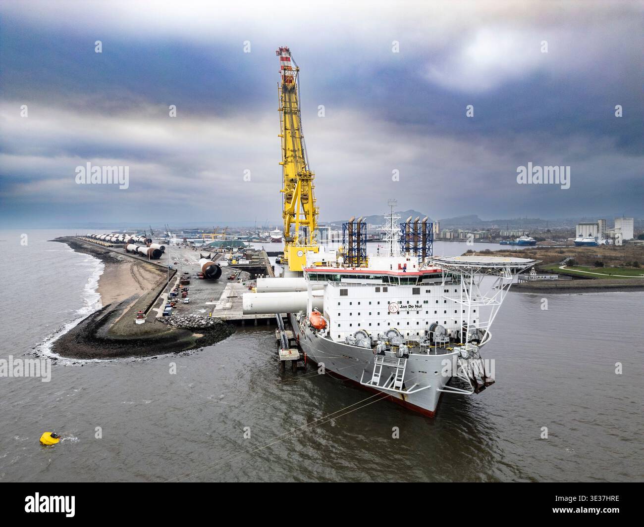 Monopile, Übergangsstücke und Jacketts für den Bau von Offshore-Windparks Stockfoto