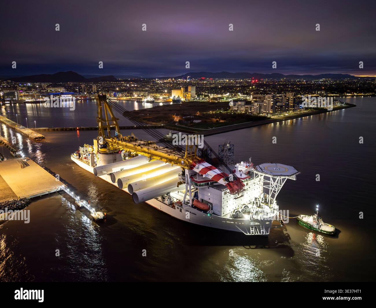 Monopile, Übergangsstücke und Jacketts für den Bau von Offshore-Windparks Stockfoto