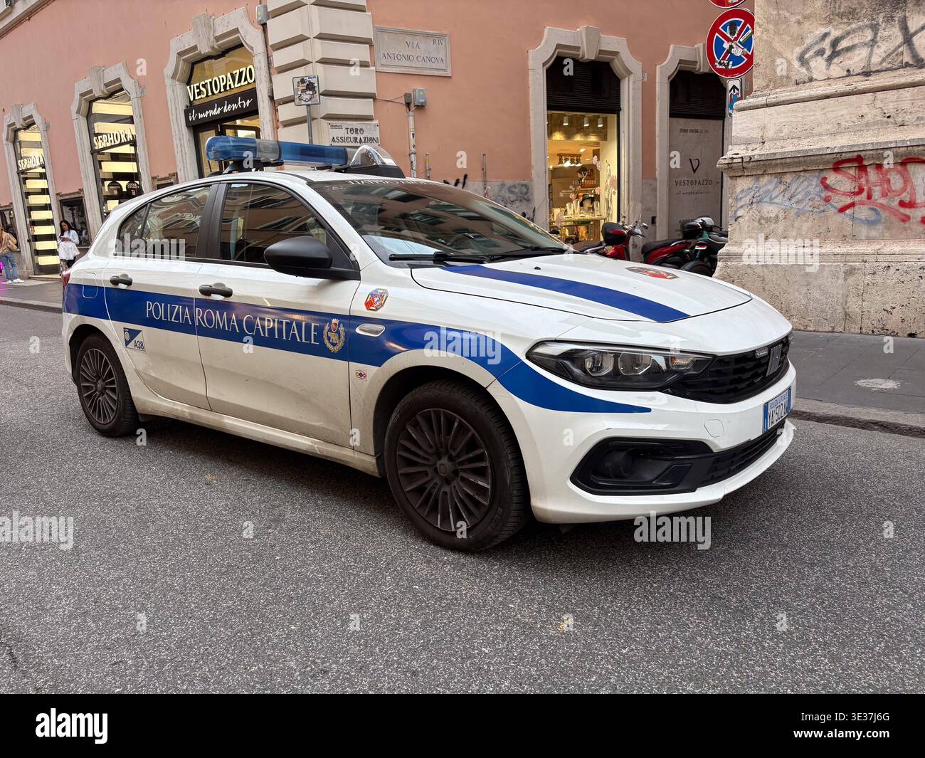 Polizia Roma Capitale (Polizei von Rom) Patrouillenfahrzeug in der Nähe von Einzelhandelsgeschäften in Rom, Italien. Moderne kommunale Durchsetzungsmaßnahmen. Stockfoto