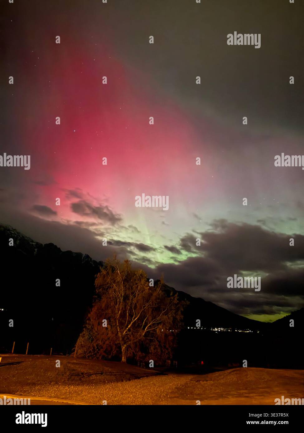 Aurora In Neuseeland - Smartphone-aufgenommenes Stockfoto