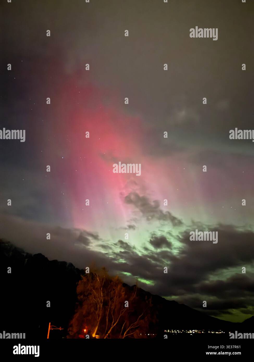 Aurora In Neuseeland - Smartphone-aufgenommenes Stockfoto