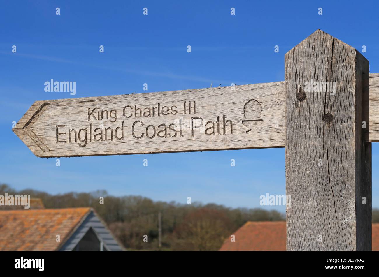 Traditionelle hölzerne Fußpfadschilder für den neu ausgewiesenen King Charles III English Coastal Path. Fotografiert in der Nähe von Littlehampton, West Sussex. Stockfoto