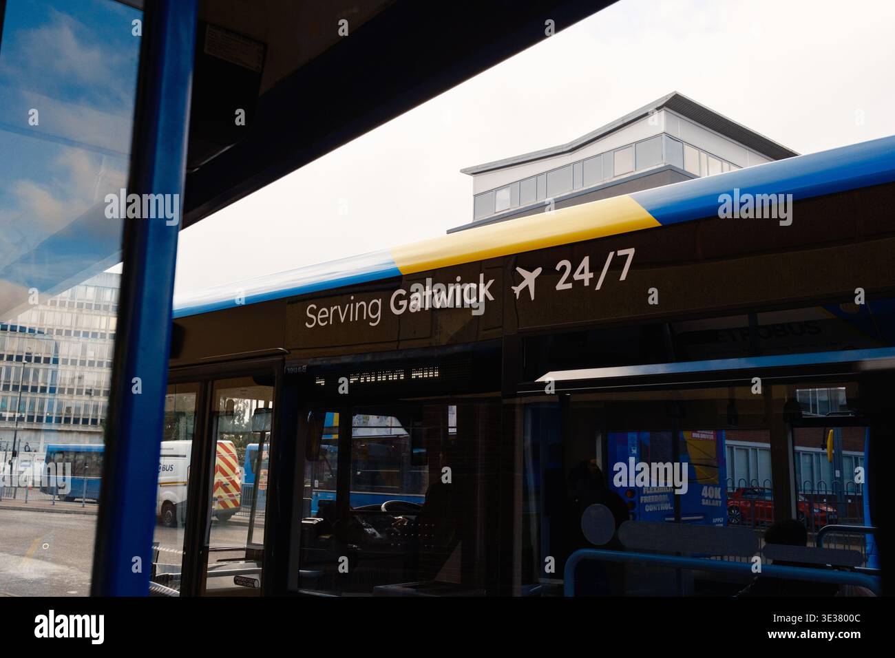 Das Schild zum Flughafen Gatwick 24/7 befindet sich an der Seite Eines Metrobus-Service, der die Bushaltestelle des Einkaufszentrums Crawley County verlässt. Stockfoto