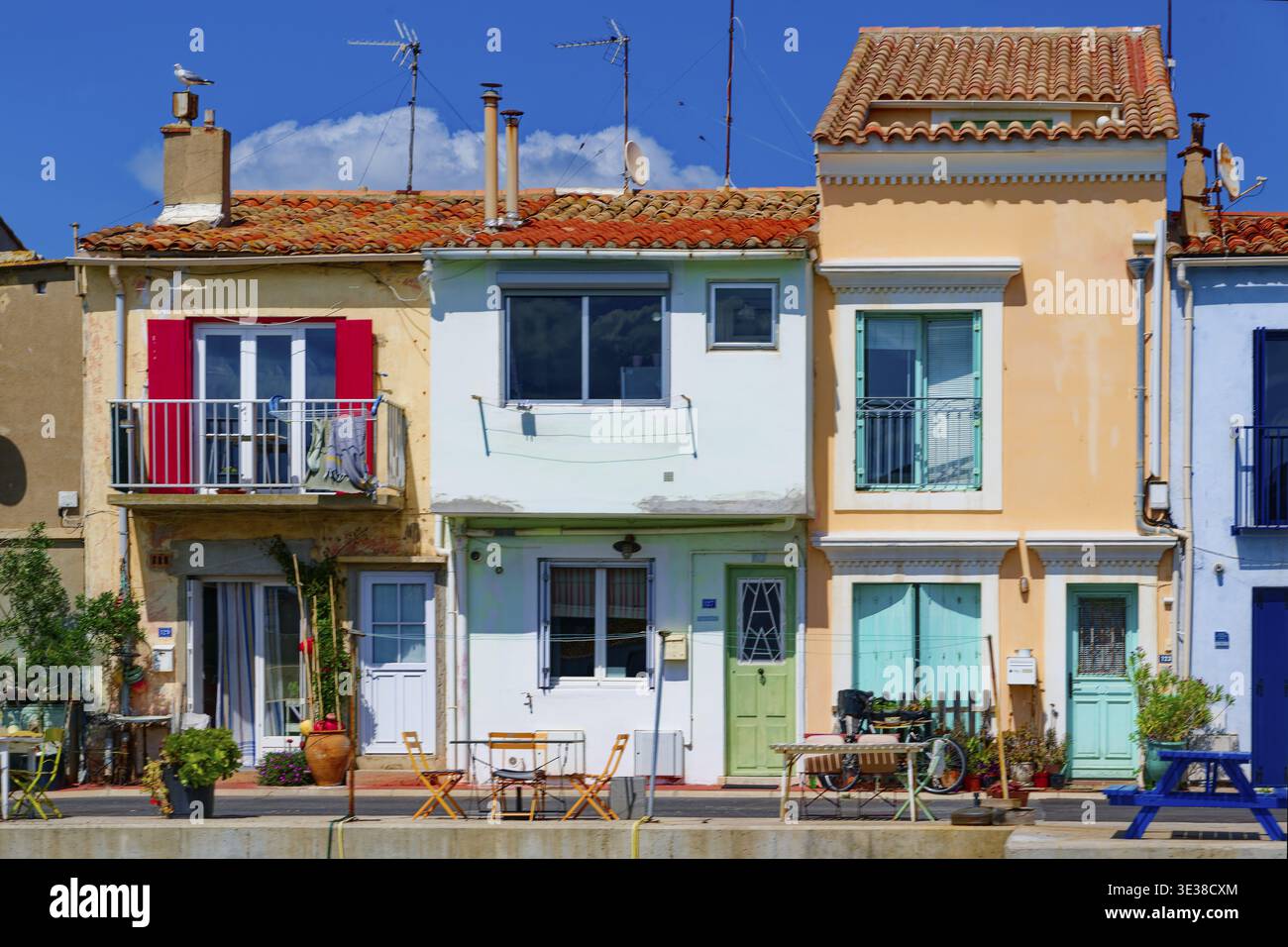 Bunte Hausfassaden mit Balkonen und Fenstern, versprühen maritimen Komfort, Mittelmeerküste, Hafenstadt, Sete, Okzitanisch, Herault-Abteilung, Sout Stockfoto