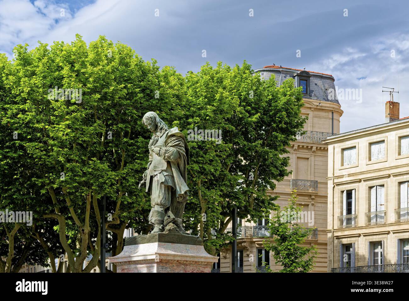 Statue in einem Park vor üppigen Bäumen und europäischen Gebäuden, Pierre-Paul Riquet, Baron von Bonrepos, Ingenieur, Beziers, Südfrankreich, Herault d Stockfoto