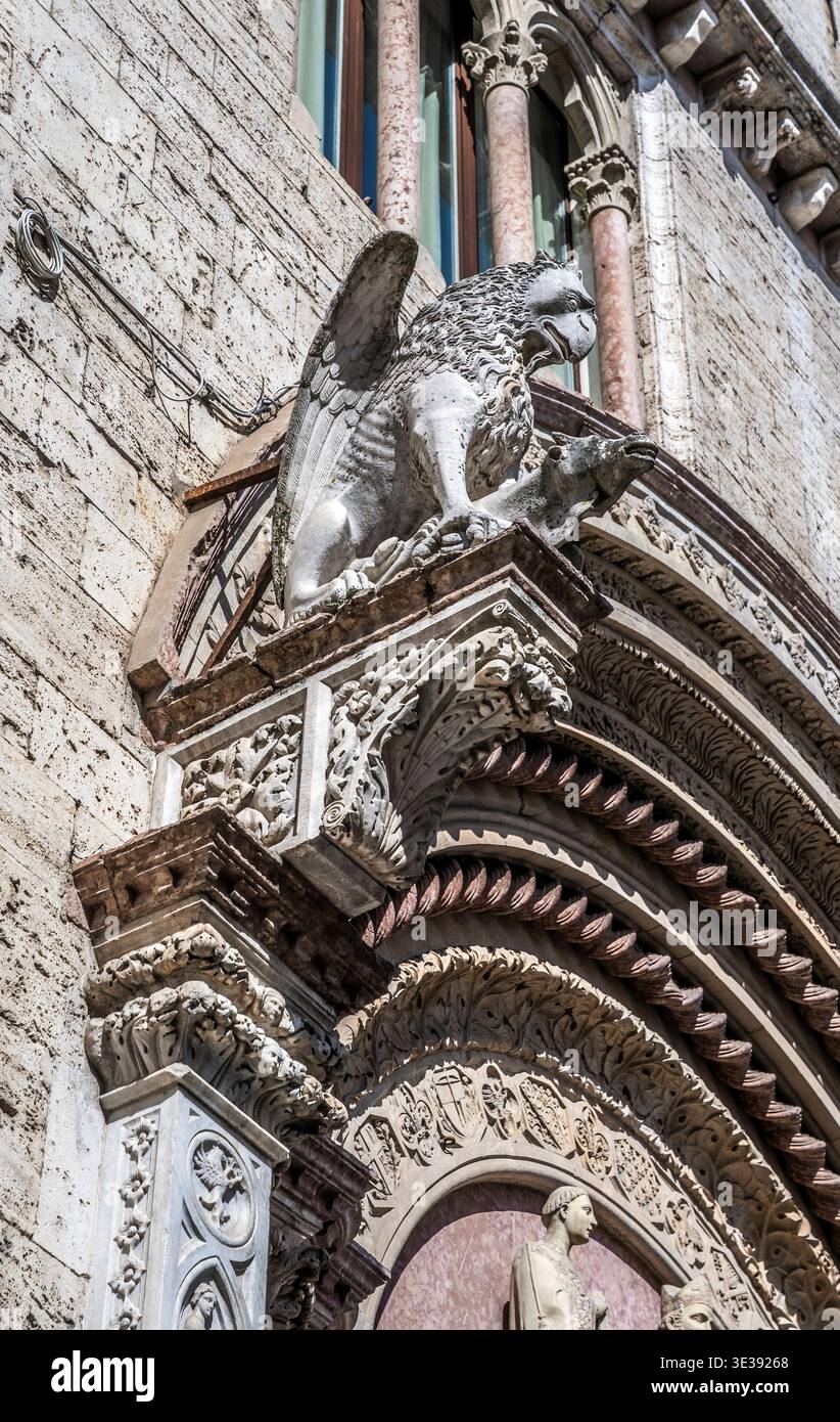 Bronzekopie des Löwen Guelf, Symbol der Stadt Perugia, oberhalb der Portale Maggiore des Palazzo dei priori auf dem Corso Vannucci in Perugia, Umbrien, Italien Stockfoto