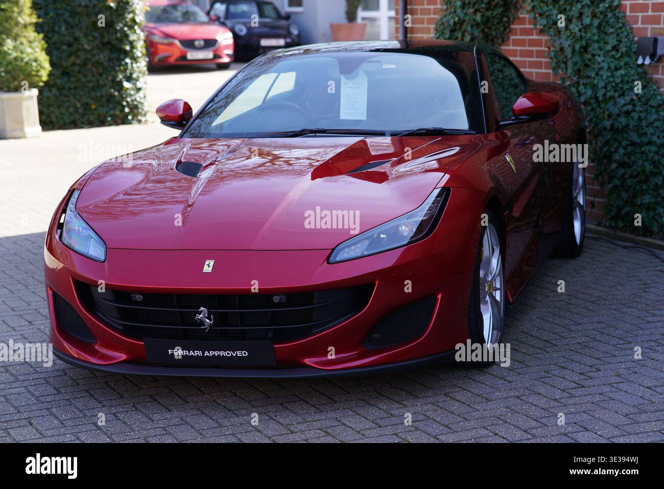 Red Ferrari Roma Sportwagen parkt vor einem Händler in Lyndhurst, New Forest, Hampshire, England. Lyndhurst, England Stockfoto