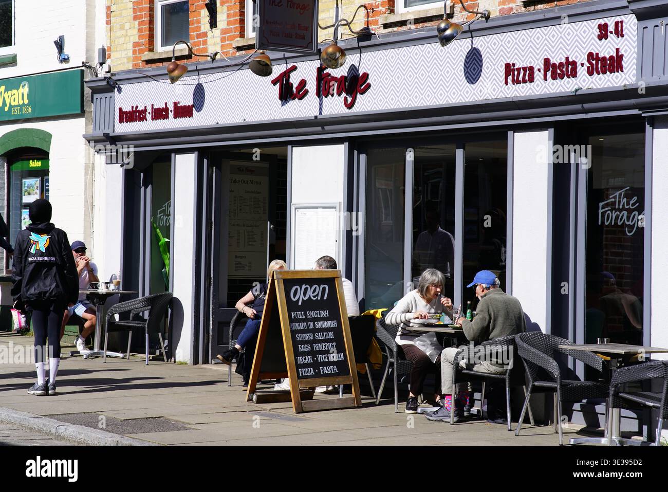 Gäste, die im „The Forage“-Pizza-, Pasta- und Steakrestaurant in Lyndhurst, New Forest, Hampshire, essen können. Lyndhurst, England Stockfoto