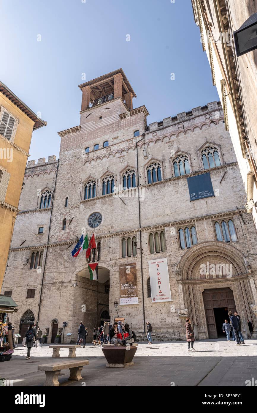 Fassade des Palazzo dei priori am Corso Vannucci, heute die Galleria Nazionale dell'Umbria, im historischen Zentrum von Perugia, Umbrien, Italien. Stockfoto