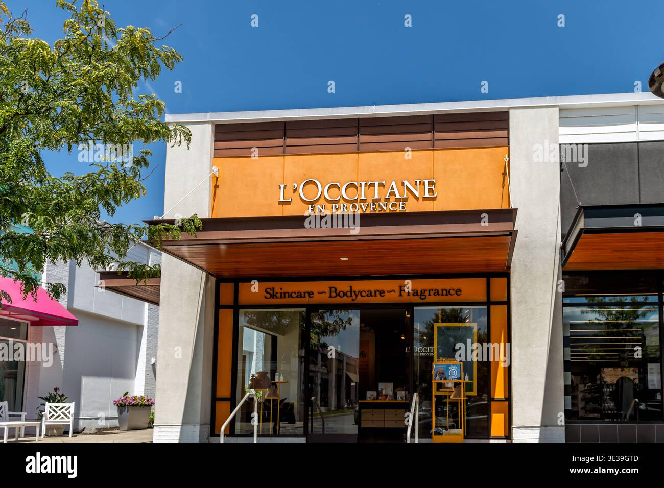 Charlottesville, USA - 10. August 2025: L'occitane EN Provence Hautpflege Körperpflege Duft Schönheitssalon Boutique in Virginia Strip Einkaufszentrum Stockfoto