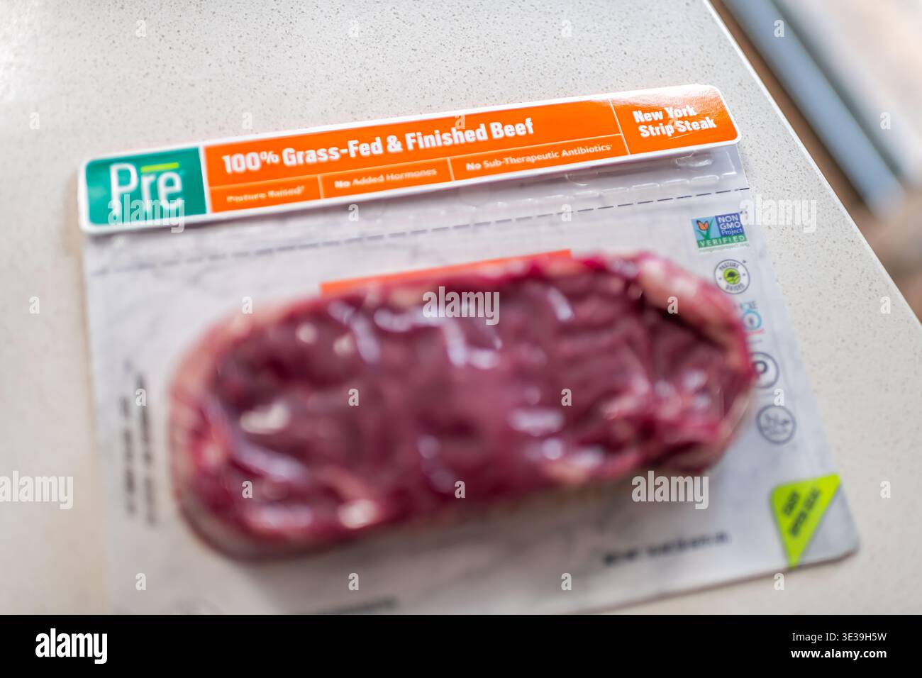 Roseland, USA - 18. Februar 2025: New York Streifen Steakfleisch, rohes, ungekochtes Gras-gefüttertes Paket von der Marke Pre auf weißem Hintergrund Stockfoto