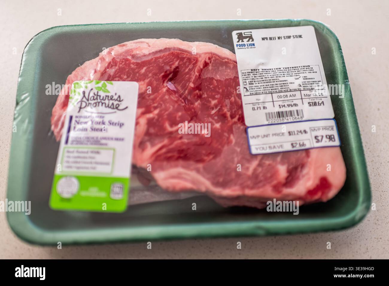 Roseland, USA - 10. März 2025: Nature's Promise Eigenmarke des Food Lion Store New york Strip Lende rohe rote Steakfilet Studio Shot Stockfoto