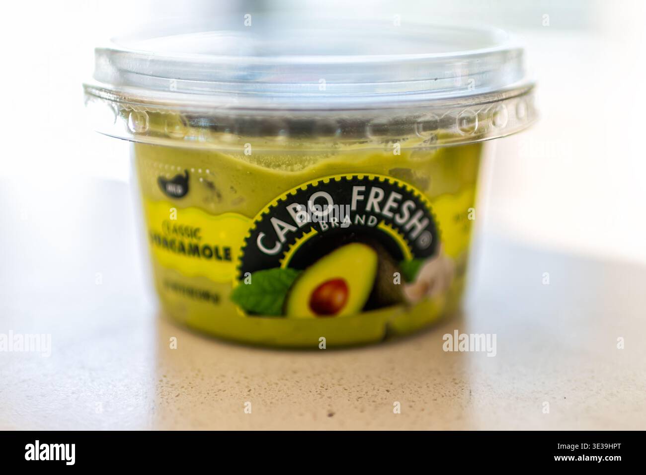 Roseland, USA - 21. März 2025: Cabo Fresh Brand aus Kroger Cup Plastikbehälter mit grünem klassischem Guacamole-Guak-Aufstrich Stockfoto