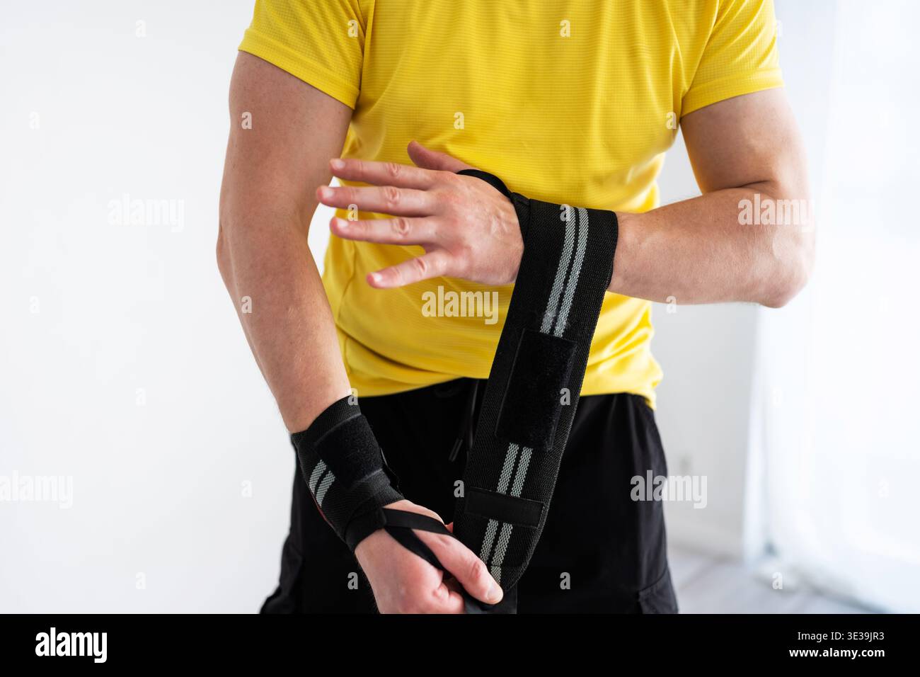 Athlet man bereitet die Handgelenke für Ein Calisthenics-Workout zu Hause vor Stockfoto