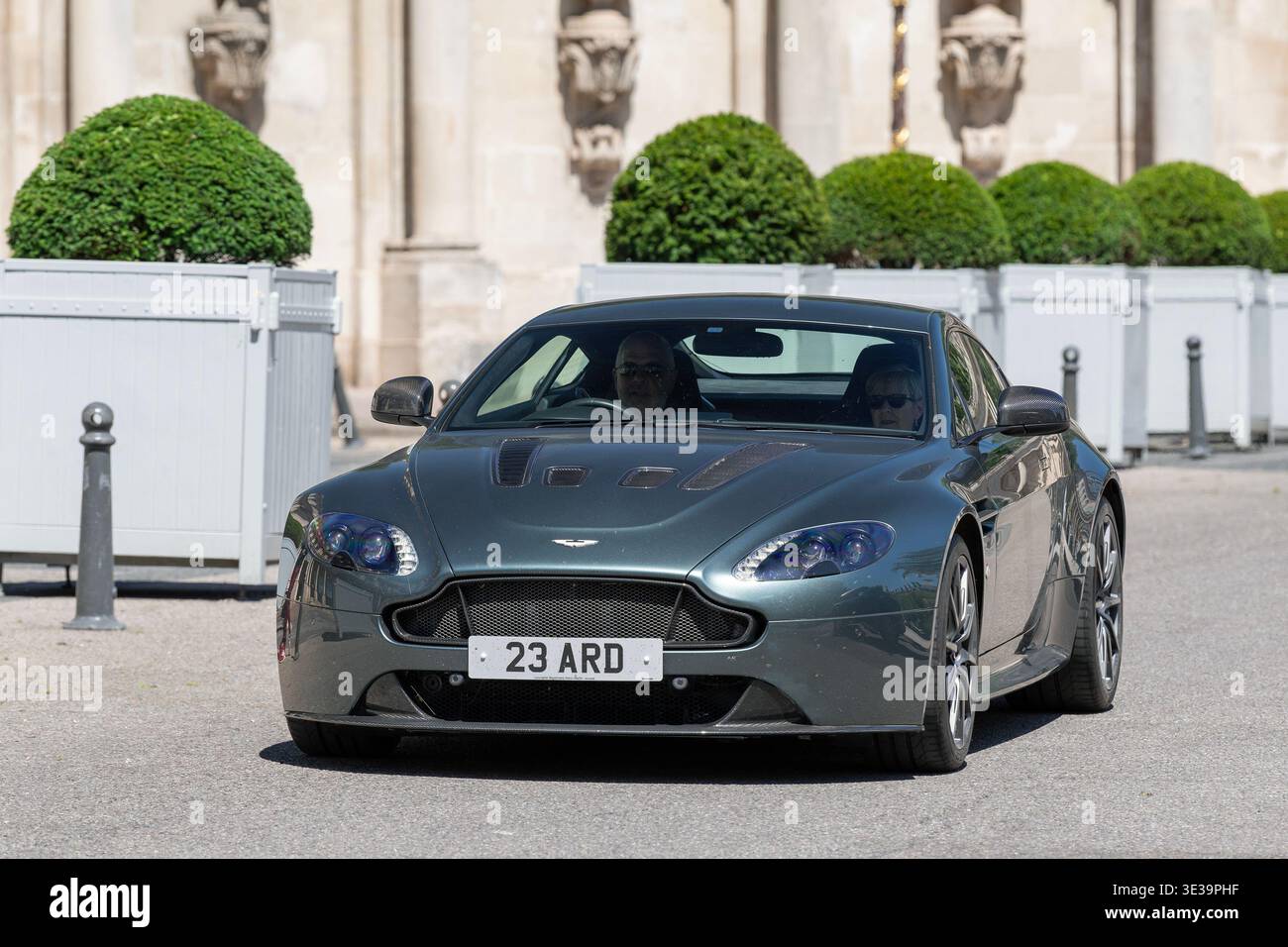 Nancy, Frankreich - 24. Juni 2025 : Blick auf einen grauen Aston Martin V12 Vantage S, der auf einer Straße fährt. Stockfoto