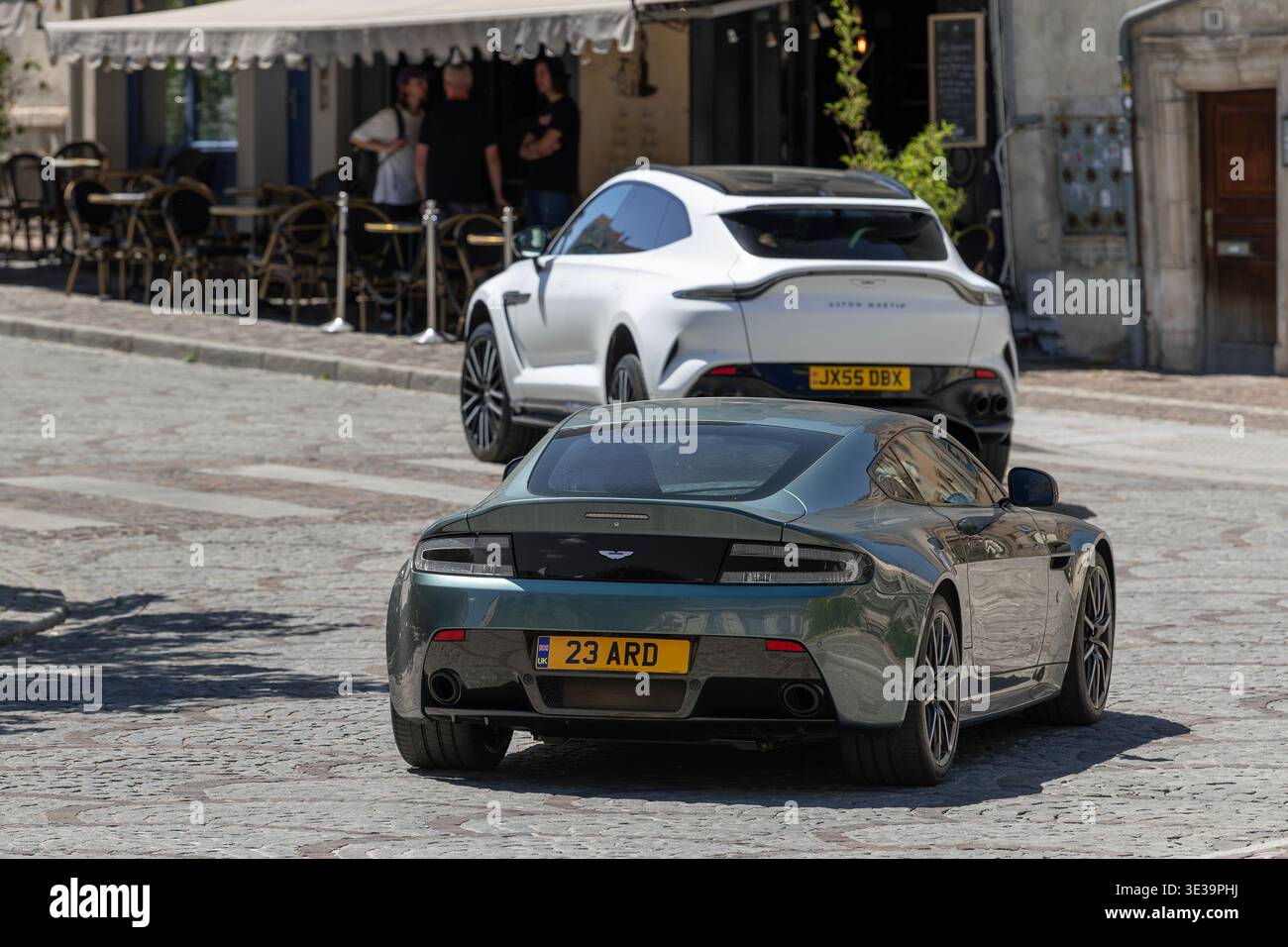 Nancy, Frankreich - 24. Juni 2025 : Blick auf einen grauen Aston Martin V12 Vantage S, der auf einer Straße fährt. Stockfoto