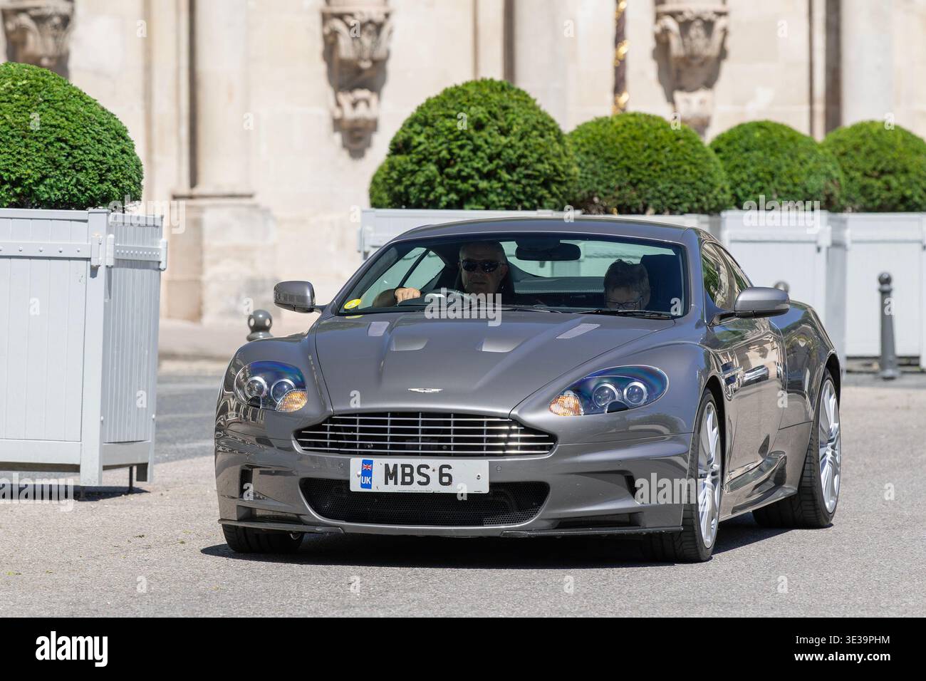Nancy, Frankreich - 24. Juni 2025 : Blick auf einen grauen Aston Martin DBS, der auf einer Straße fährt. Stockfoto