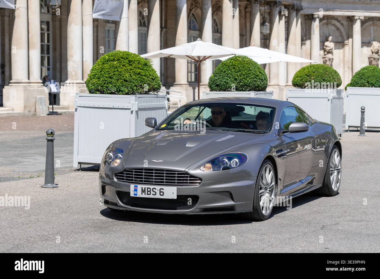 Nancy, Frankreich - 24. Juni 2025 : Blick auf einen grauen Aston Martin DBS, der auf einer Straße fährt. Stockfoto