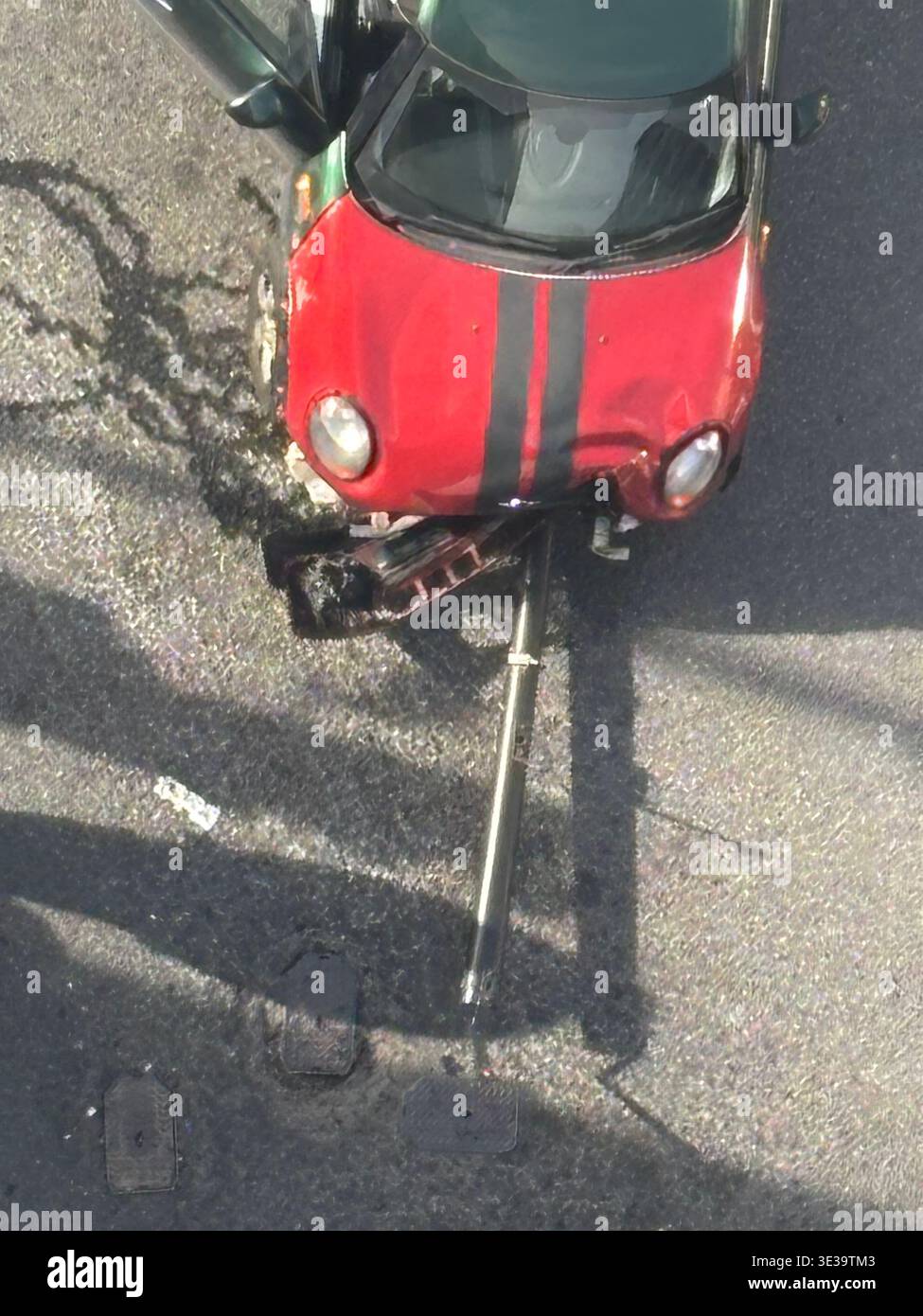 London, UK März 21st 2026 Hochwinkelansicht eines Verkehrsunfalls bei einem Fußgängerübergang mit einem roten Mini-cooper bei Frontalkollision - Smartphone-aufgenommenes Stockfoto