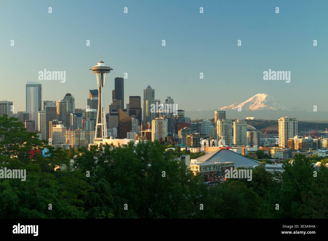 Die Skyline von Seattle und die Silhouette der Space Needle vor einem warmen Sonnenuntergang. Stockfoto