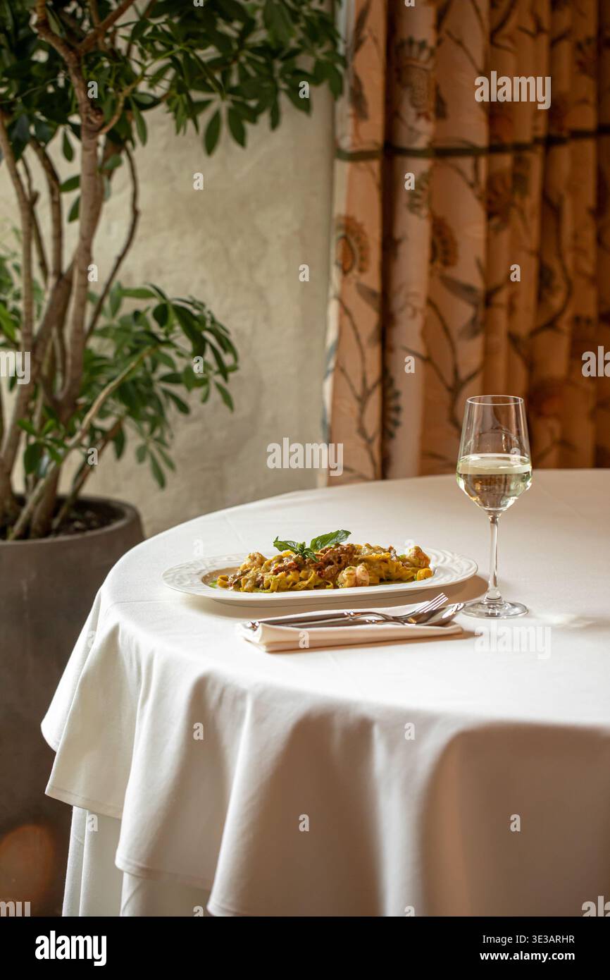 Nudeln mit Garnelen in cremiger Pesto-Sauce Stockfoto