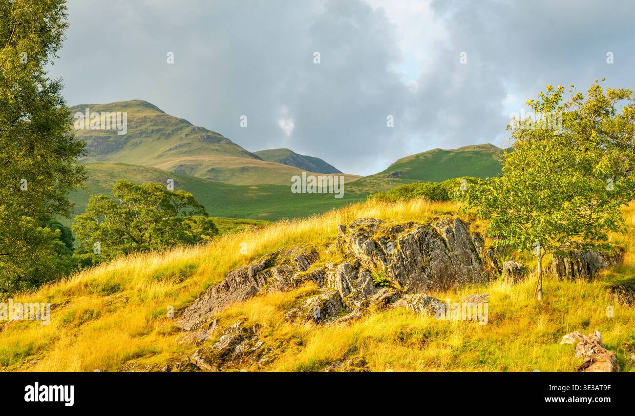 Wunderschöne felsige und dramatische Landschaft, während die Mittsommersonne untergeht, in den Bergen und Cumbrian Fjells rund um Buttermere und Gatesgarth, nicht weit entfernt Stockfoto