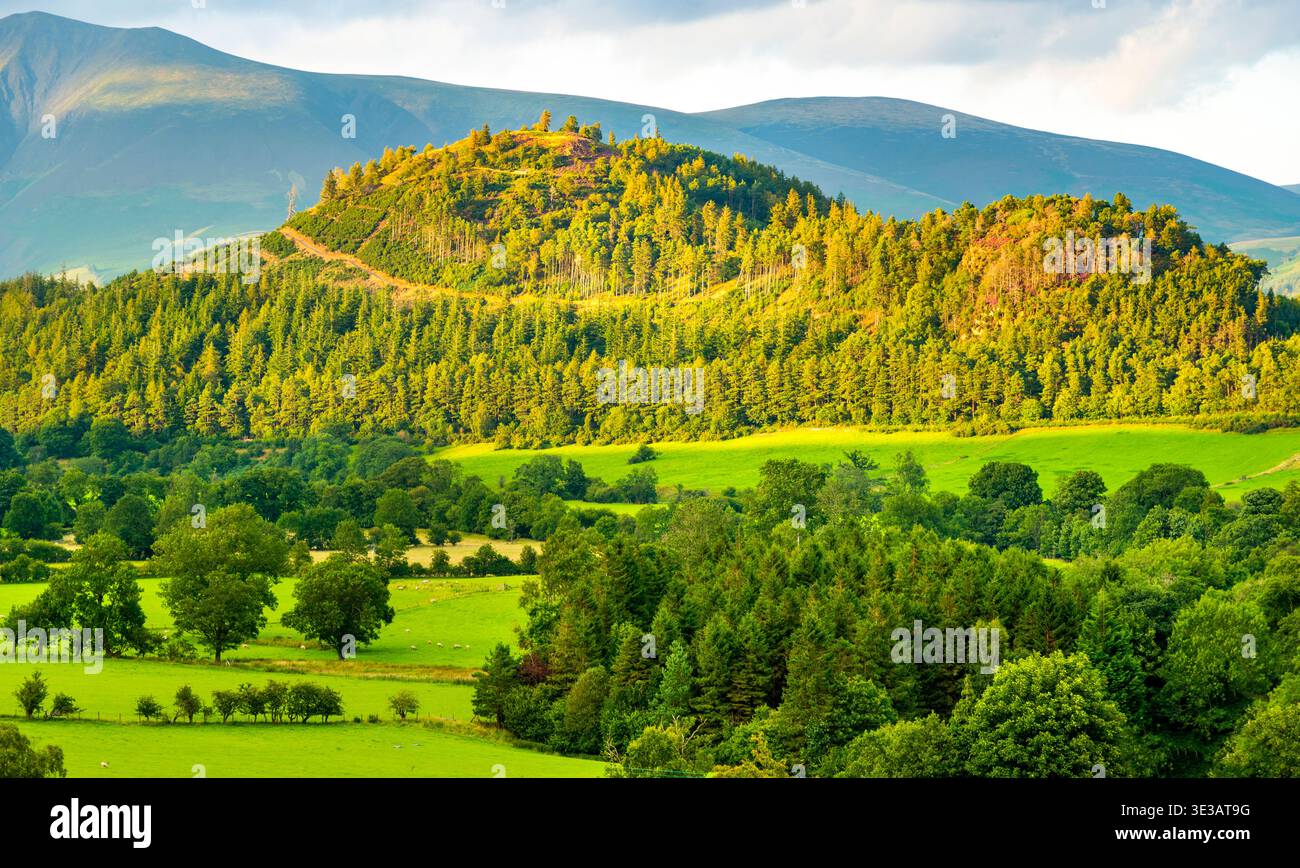 Wunderschöne dramatische Landschaft, während die Mittsommersonne untergeht, in den Cumbrian Fells, die Buttermere und Gatesgarth umgeben, nicht weit von den schottischen Grenzen entfernt. Stockfoto