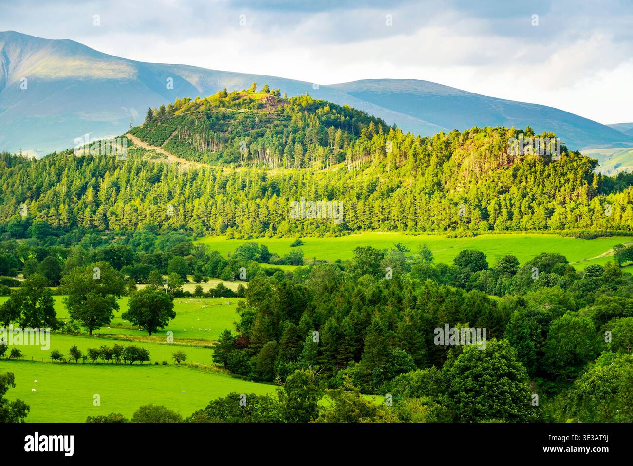 Wunderschöne dramatische Landschaft, während die Mittsommersonne untergeht, in den Cumbrian Fells, die Buttermere und Gatesgarth umgeben, nicht weit von den schottischen Grenzen entfernt. Stockfoto