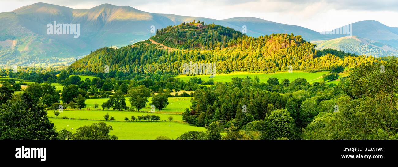 Wunderschöne dramatische Landschaft, während die Mittsommersonne untergeht, in den Cumbrian Fells, die Buttermere und Gatesgarth umgeben, nicht weit von den schottischen Grenzen entfernt. Stockfoto