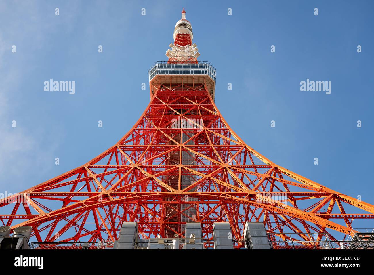 Tokio Japan - Januar 2026: Der Tokio Tower von der Basis aus gesehen, blickt auf einen klaren blauen Himmel Stockfoto