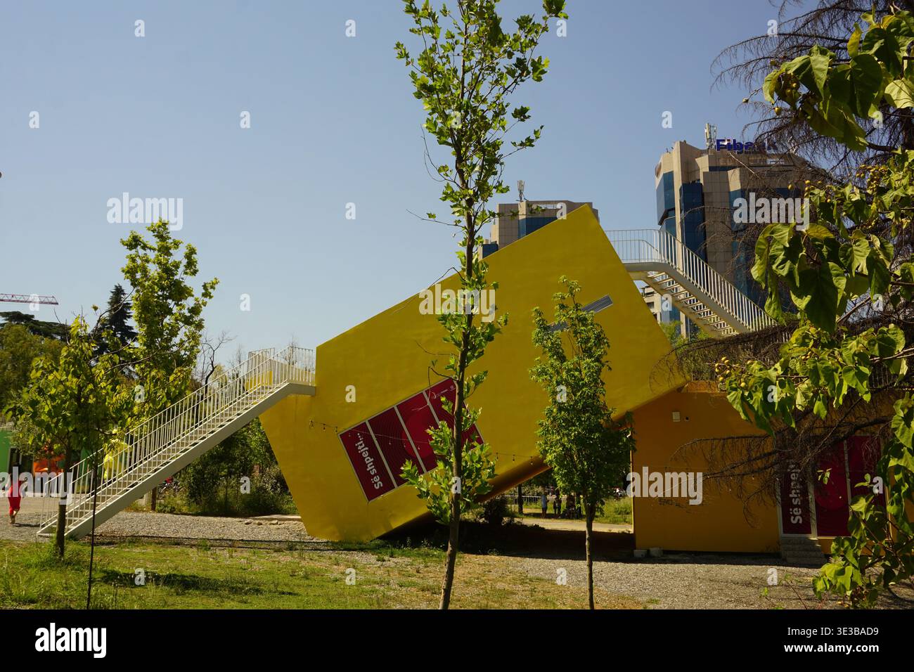 Tirana (Tirana County), Albanien: Kreative Architektur rund um die Enver Hoxha-Pyramide Stockfoto