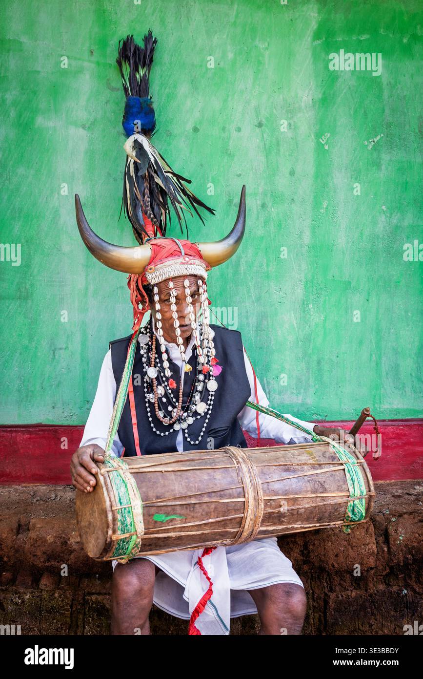 Porträt eines Mannes aus dem Stamm der Bison-Horn Maria, Chhattisgarh, Indien Stockfoto