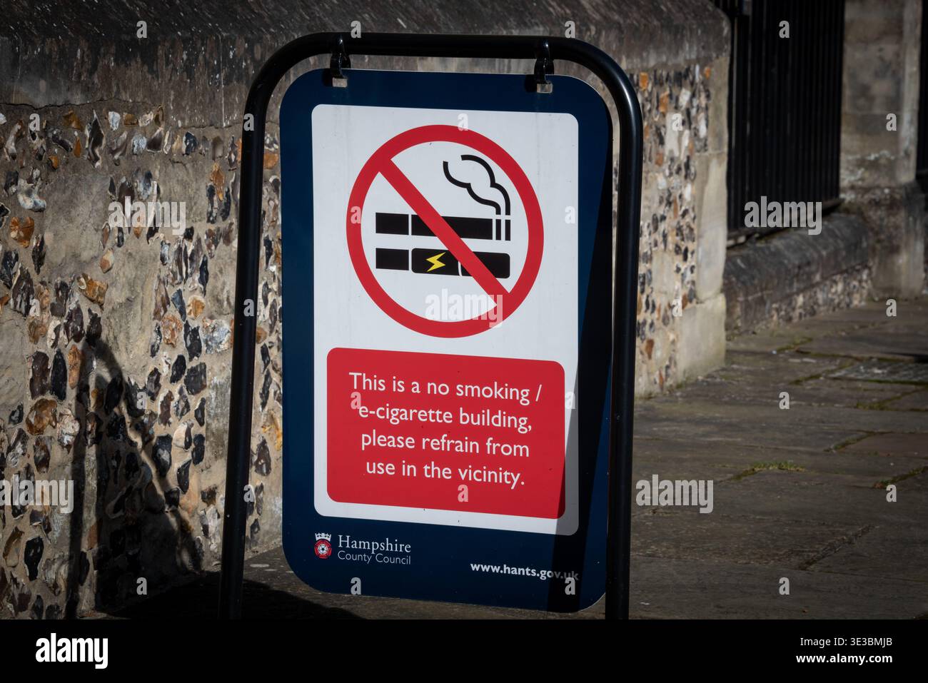 Modernes Rauchverbot inklusive E-Zigarettenschild, UK Stockfoto