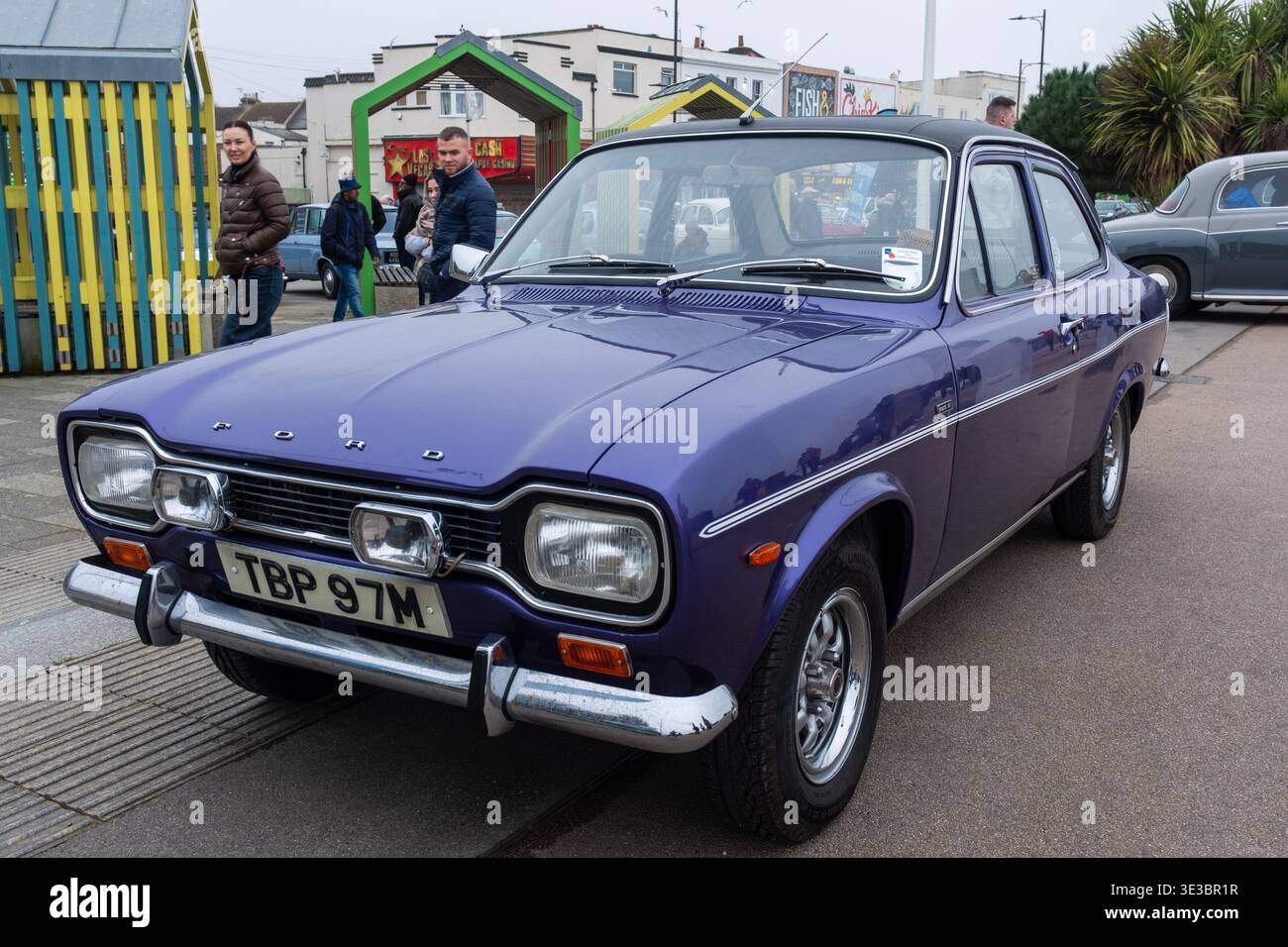Ein Ford Escort MkI 1300 GT auf einer Autoausstellung in Southend on Sea, Essex, Großbritannien Stockfoto